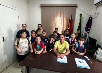 Prefeito em exercício, recepciona estudantes em visita à sede do Poder Executivo em Piratuba