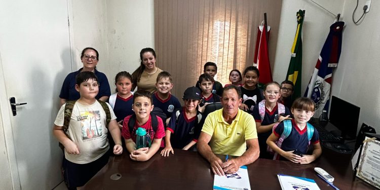 Prefeito em exercício, recepciona estudantes em visita à sede do Poder Executivo em Piratuba
