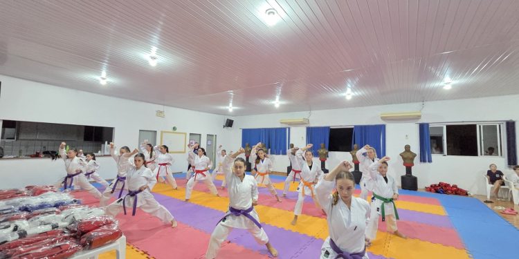 Consórcio Machadinho entrega kits para aulas de Karatê em Piratuba