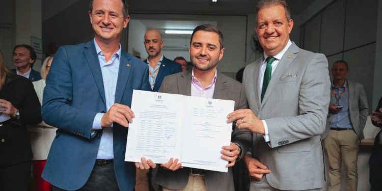 Vice-governador e secretário assinam convênios com 17 cidades para recuperação de estradas