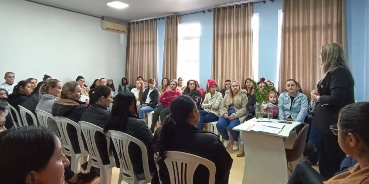 Reunião na Escola Rui Barbosa reforça parceria entre pais e educadores em Carlos Gomes