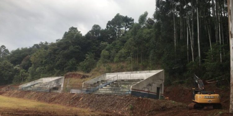 Secretaria de Obras presta apoio em recuperação de campo suíço em Piratuba
