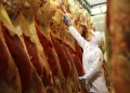 China mantém suspensão a três frigoríficos brasileiros, mas mercado segue aquecido