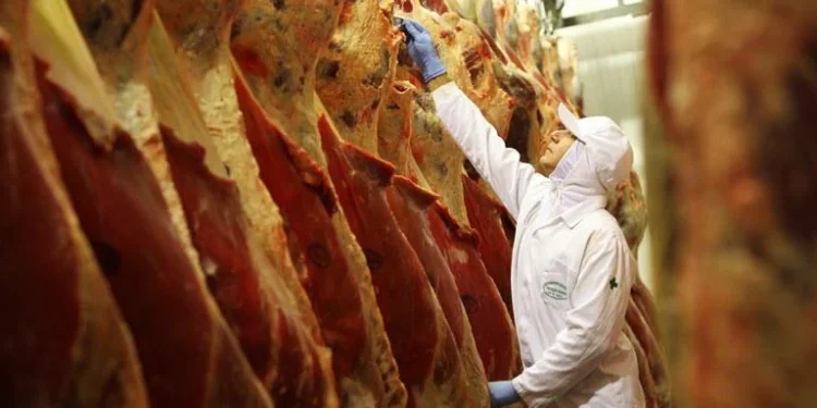 China mantém suspensão a três frigoríficos brasileiros, mas mercado segue aquecido