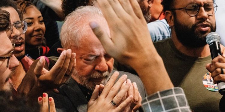 ‘Apocalipse nos Trópicos’, novo documentário de Petra Costa, ganha trailer na Netflix