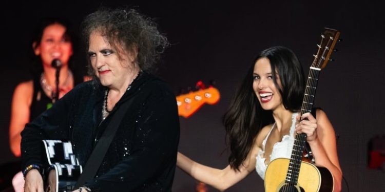 Olivia Rodrigo canta sucessos do The Cure com Robert Smith no Glastonbury; confira