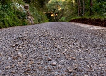 Prefeitura de Carlos Gomes realiza melhorias na estrada que liga o município a Centenário