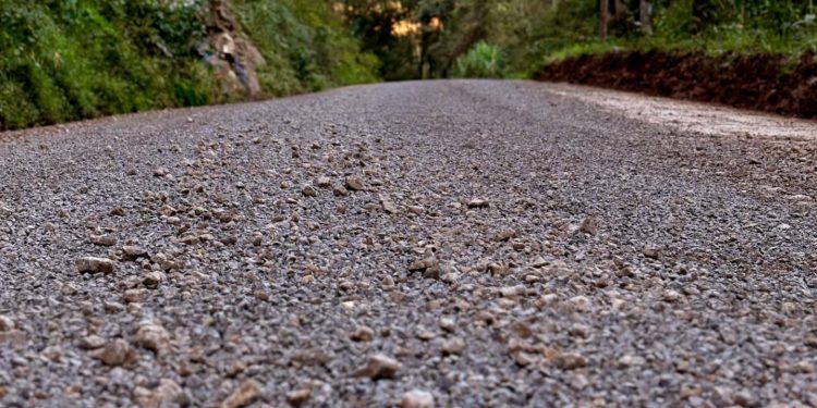 Prefeitura de Carlos Gomes realiza melhorias na estrada que liga o município a Centenário