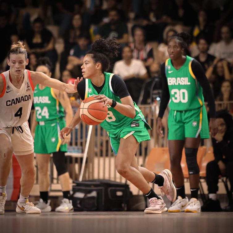 Divulgação/CBB A aramdora Bella Nascimento (com a bola na foto) foi a cestinha do amistoso Brasil x Canadá, o último antes da estreia da seleção no AmeriCupW - em 22/06/2025
