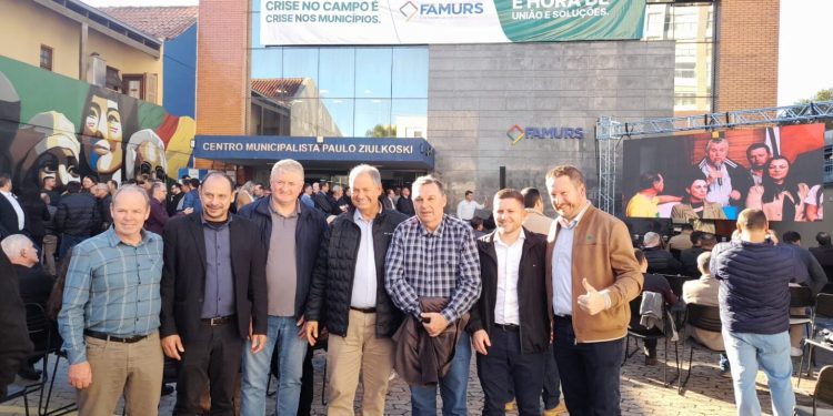 Comitiva da AMAU participa de ato da Famurs que pede socorro aos agricultires gaúchos
