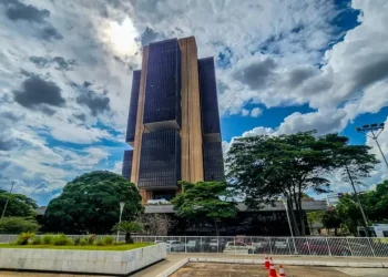 Copom eleva juros básicos da economia para 15% ao ano