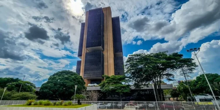 Copom eleva juros básicos da economia para 15% ao ano