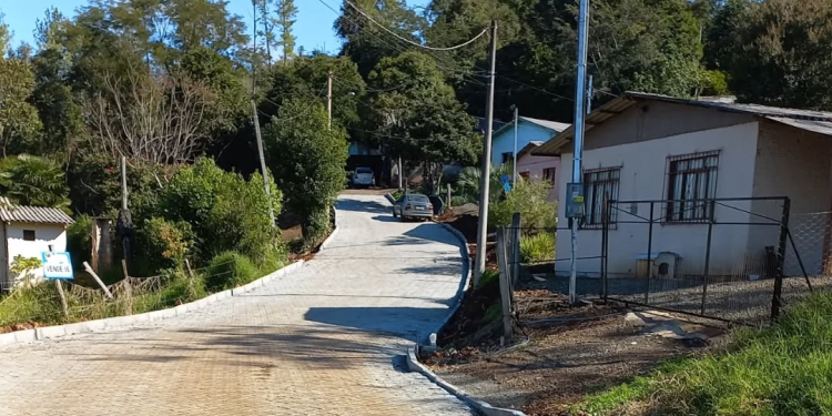 Rua Tupanciretã é liberada para o tráfego após pavimentação com paver em Paim Filho