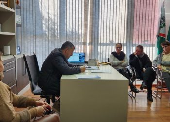 Prefeito de Machadinho recebe vereadores jovens e compartilha experiências