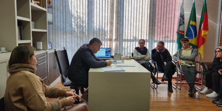 Prefeito de Machadinho recebe vereadores jovens e compartilha experiências