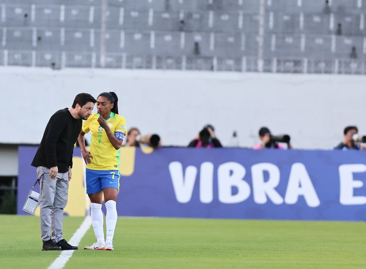 Livia Villas Boas/CBF/Direitos Reservados Técnico Arthur Elias conversa com atacante Kerolin - seleção brasileira feminina de futebol - Copa América Feminina 2025 - Brasil 6 x 0 Bolívia - em 16/07/2025