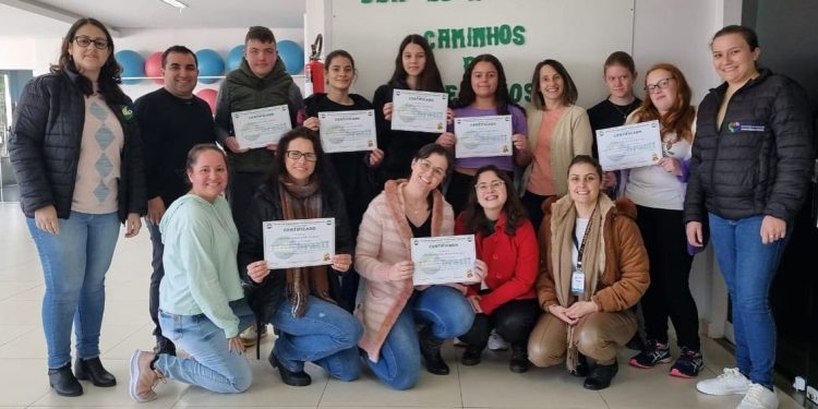 Jovens se formam no curso “Meu Primeiro Emprego” em São João da Urtiga
