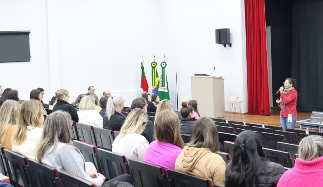 Maximiliano de Almeida promove capacitação para professores da educação básica