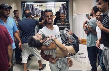 Gaza, 03/07/2025 -  Abdullah Hammad é carregado no hospital Nasser após ter sido baleado por forças israelenses, quando tentava coletar um saco de farinha no sul de Gaza. Foto: Médicos Sem Fronteiras/Divulgação