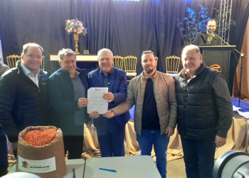 Machadinho é Contemplado com o Programa Milho 100% no Dia do Agricultor