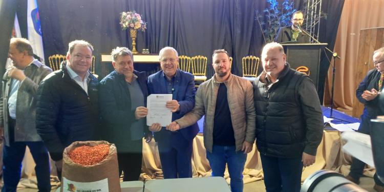 Machadinho é Contemplado com o Programa Milho 100% no Dia do Agricultor