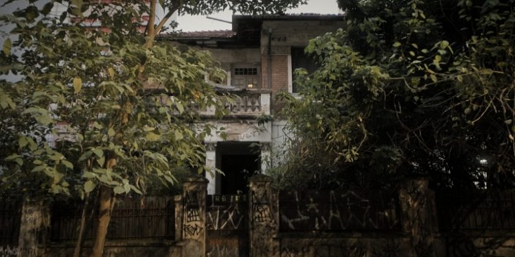 Três anos depois de ir ao ar, podcast ‘A Mulher da Casa Abandonada’ ganha novo episódio; ouça