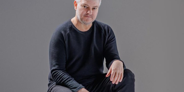 Fundador da banda Jammil e Uma Noites, Manno Góes estreia como romancista no livro ‘A Fraternidade’