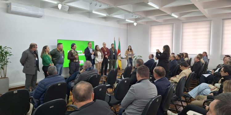 Secretaria da Agricultura assina convênios e termo de cooperação com municípios