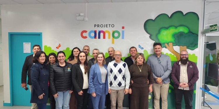 Jaraguá do Sul recebe visita de comitiva de Sananduva para conhecer projeto de apoio a estudantes com TEA