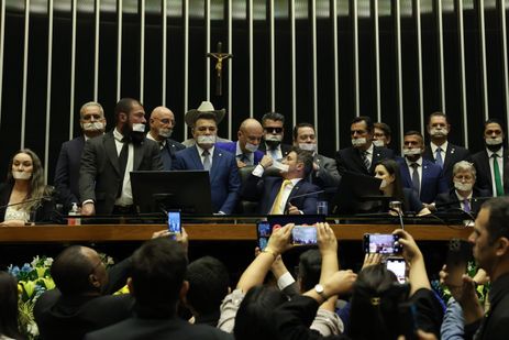 José Cruz/Agência Brasil Brasília (DF), 05/08/2025 - Deputados de oposição fazem ato tampando a boca com esparadrapo durante sessão da Câmara dos Deputados. Foto: José Cruz/Agência Brasil