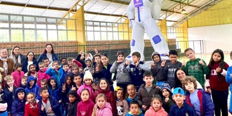 Planetário encanta alunos da rede municipal de Machadinho com imagens em 3D e conhecimento sobre o universo