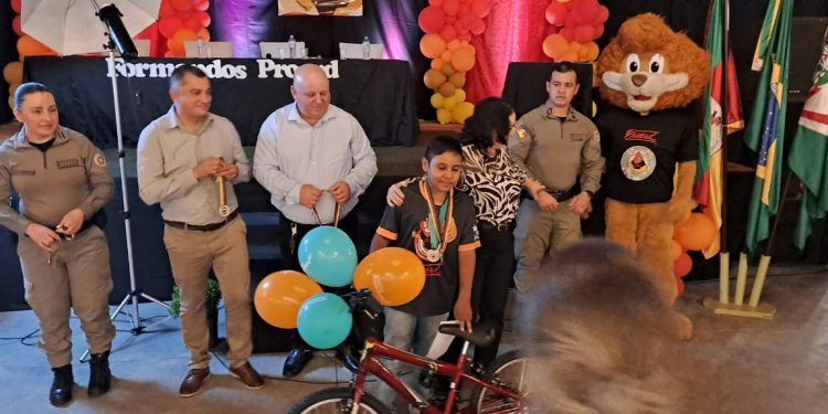 Machadinho celebra a formatura do PROERD com 61 alunos no CTG