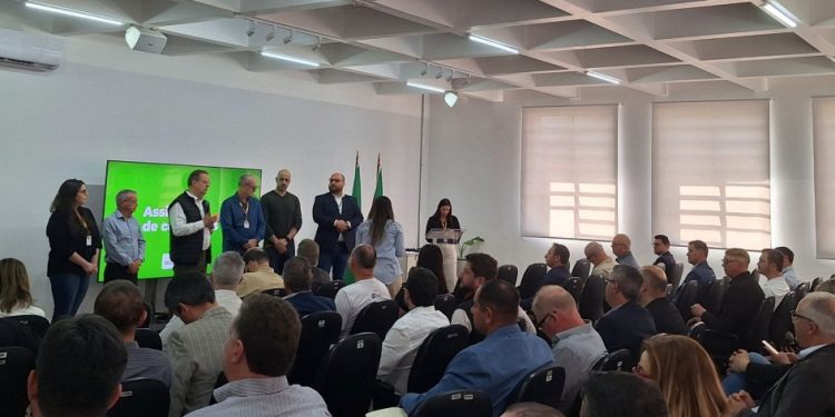 Governo do Estado finaliza convênios para recuperação de estradas rurais em 342 municípios
