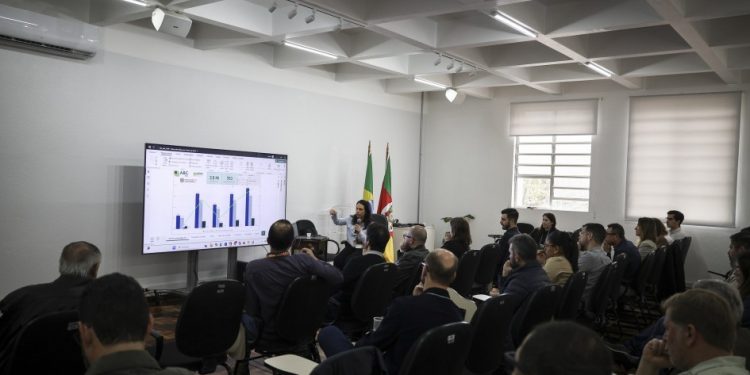 Calculadora para monitorar emissões de GEE é apresentada em treinamento sobre o Manejo de Resíduos da Produção Animal