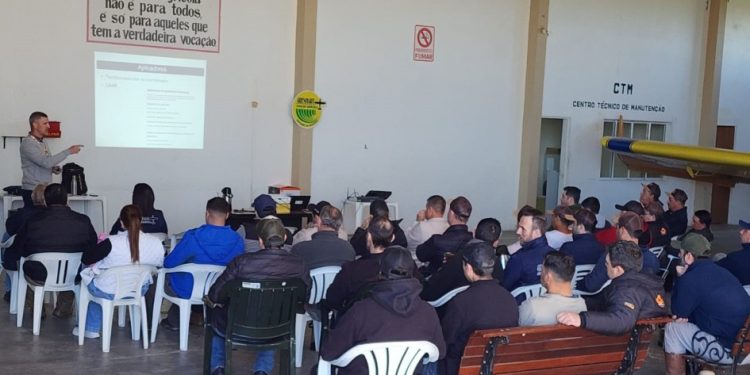 Secretaria da Agricultura promove palestras sobre uso correto de defensivo agrícola no interior