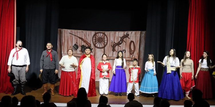 Casa de Cultura de Maximiliano de Almeida recebe peça teatral “Histórias de Galpão”
