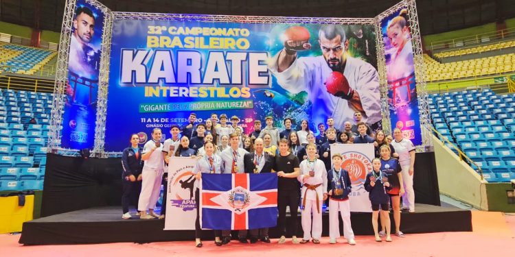 Delegação de Piratuba conquista 21 medalhas no Campeonato Brasileiro de Karatê em São Paulo