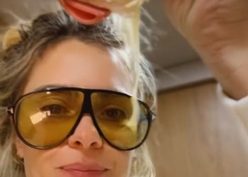 Na reta final de Vale Tudo, Carol Dieckmmann mostra truque inusitado para esquentar sanduíche