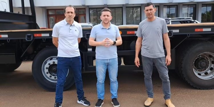 Prefeitura de Viadutos investe em novo caminhão para otimizar transporte de maquinário