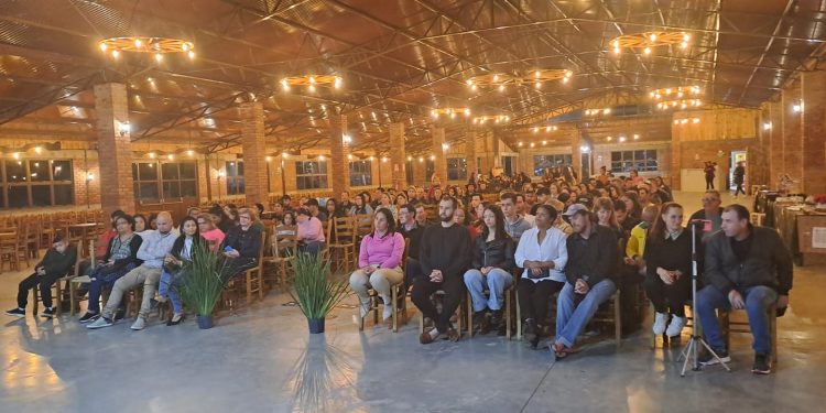 Noite das Estrelas encanta Machadinho com talento e criatividade dos alunos