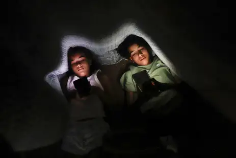 Joédson Alves/Agência Brasil Brasília (DF) 28/01/2025 - Os irmãos Clara Santana (10) e Pedro Santana (13), são vistos com celular na mão embaixo de um cobertor.
Uma a cada 3 crianças tem perfil aberto em redes, alerta pesquisa
Dados foram divulgados nesta terça pela Unico e Instituto Locomotiva
Foto: Joédson Alves/Agência Brasil