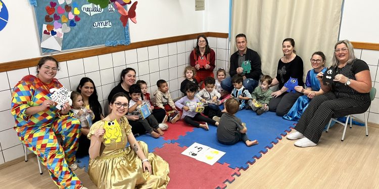 tividades do Programa Primeira Infância Melhor são desenvolvidas na Escola de Educação Infantil Criança Feliz