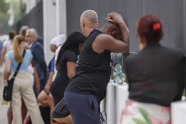 Rio de Janeiro (RJ), 29/10/2025 - Familiares chegam ao Detran para se cadastrar para reconhecimento dos corpos
Após resgate de dezenas de corpos são trazidos por moradores para a Praça São Lucas, na Penha, zona norte do Rio de Janeiro. Operação Contençao.
Foto: Tânia Rêgo/Agência Brasil