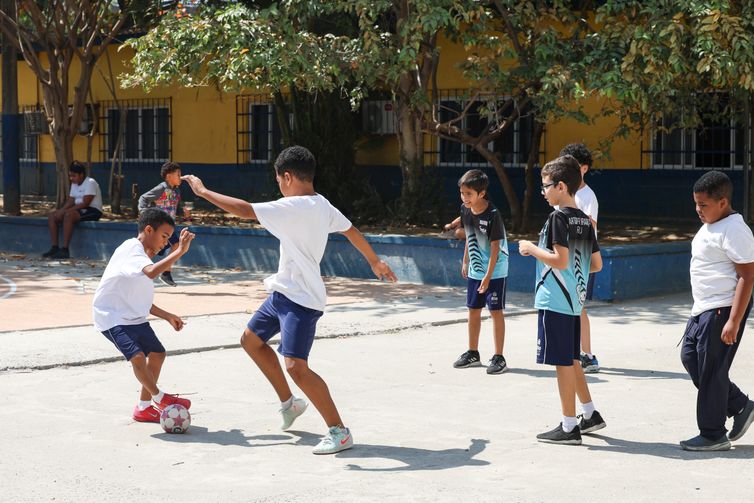 Tomaz Silva/Agência Brasil Rio de Janeiro (RJ), 27/08/2025 – Alunos jogam futebol durante intervalo no Ginásio Experimental Olímpico Reverendo Martin Luther King, na Praça da Bandeira, no Rio de Janeiro. Foto: Tomaz Silva/Agência Brasil