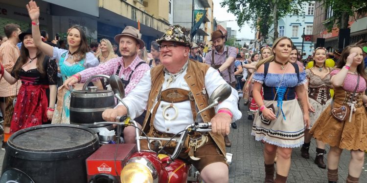 Documentário eterniza a trajetória de Ingo Penz, o embaixador da Oktoberfest Blumenau