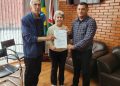 Prefeito Sidinei Lopes de Lima Assina Contrato com a Família Polo, Representando o Secretário Vilson Covatti