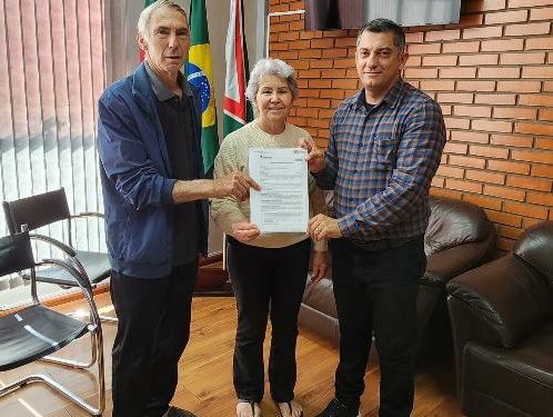 Prefeito Sidinei Lopes de Lima Assina Contrato com a Família Polo, Representando o Secretário Vilson Covatti