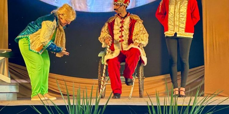 Comunidade escolar vive dias de aprendizado e diversão com teatro, cinema, encontro com autor e entrega de vale-livros