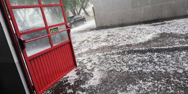 Temporal com vento e granizo causa destruição em Erechim