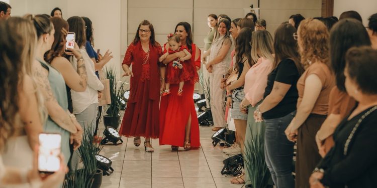 Desfile do Bem Maria Chic emociona público em noite de solidariedade em prol da pequena Helena Vitória
